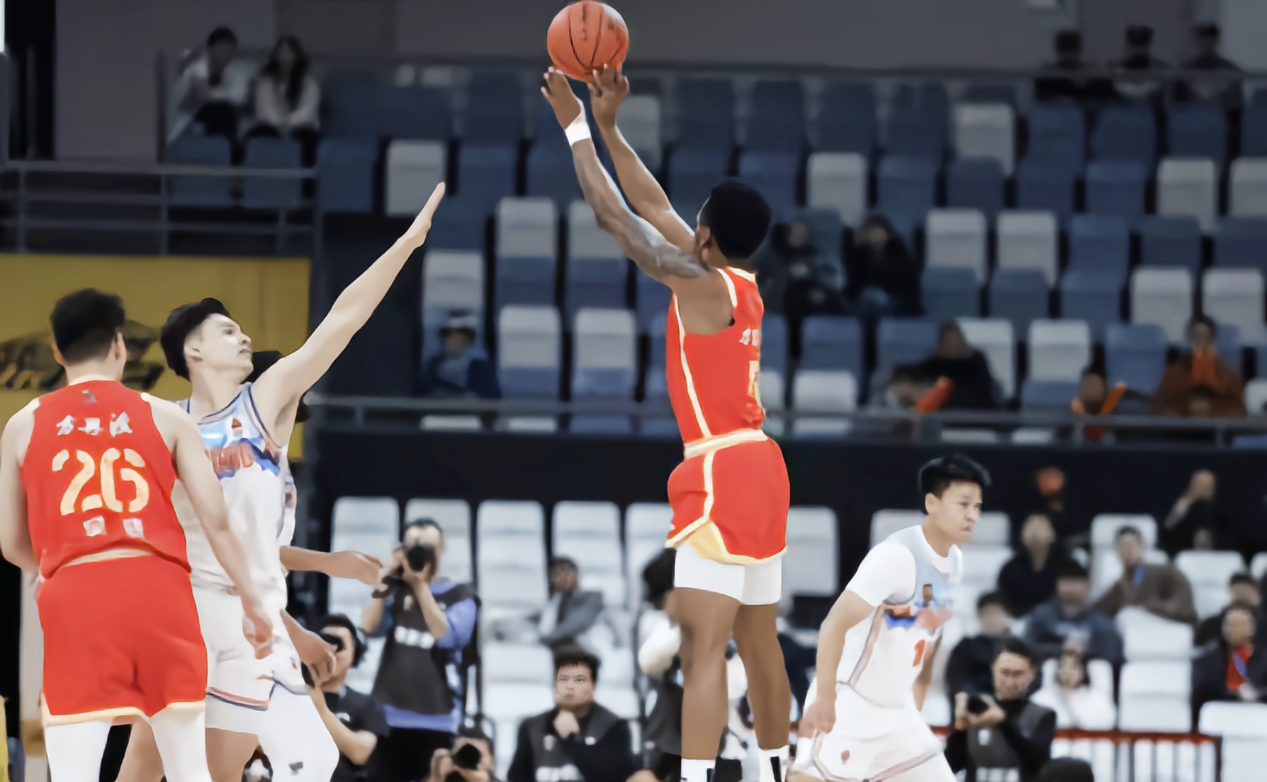 新疆广汇发布备战花絮，国际比赛日强势反弹，CBA季后赛任务艰巨，年轻球员得到机会的简单介绍-友博电竞